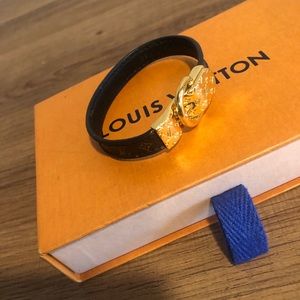 LOUIS VUITTON Fasten Your LV Bracelet